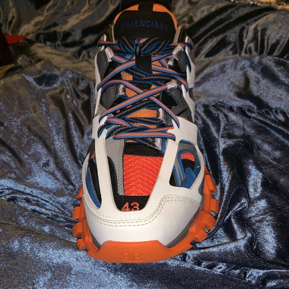 Sneakers - Picture 2 of 4